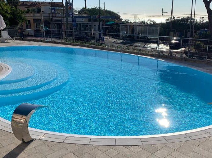 Преливен борд Spiaggia около басейн със свободна форма