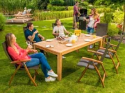 Freunde um den rechteckigen Gartentisch Vegas beim Grillen im Garten