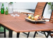 Nahaufnahme der Eukalyptusplatte des Ausziehtisches Flamingo
