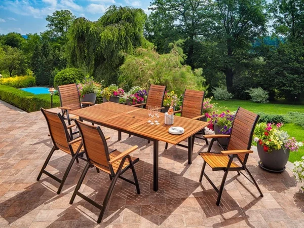 Ausziehtisch Flamingo mit sechs Sesseln auf einer Terrasse mit Blick auf Garten und Pool