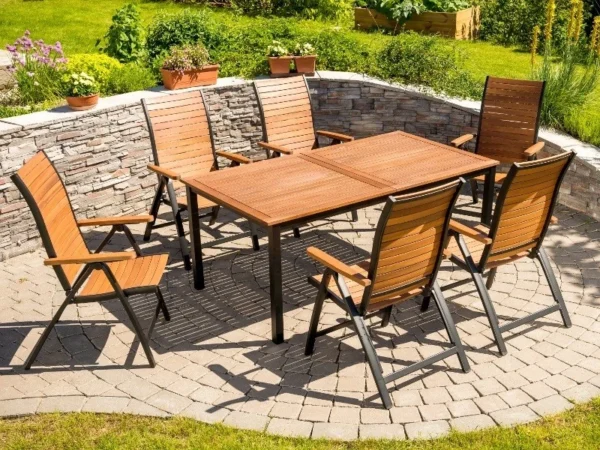 Ausziehtisch Flamingo mit sechs Sesseln auf einer runden Terrasse im Garten
