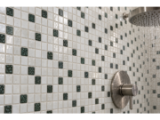 Reliefiertes Glaskeramik-Mosaik für das Bad Edera – das Mosaik aus der Nähe