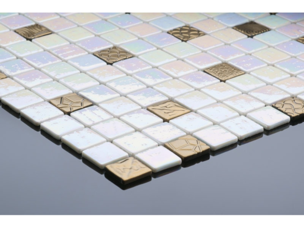 Reliefiertes Glaskeramik-Mosaik für das Bad Heliodor – Beispiel für die Verkleidung
