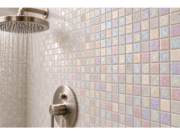 Reliefiertes Glaskeramik-Mosaik für das Bad Rosato – das Mosaik aus der Nähe