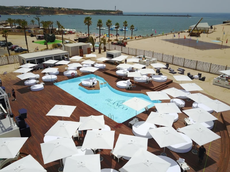 Завършен басейн RockPool в плажен клуб