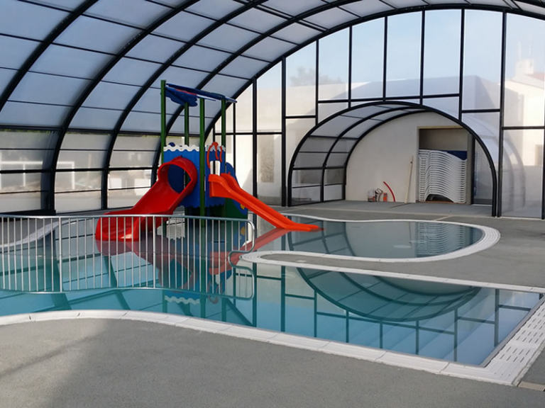 Завършен преливен басейн RockPool с извити стени