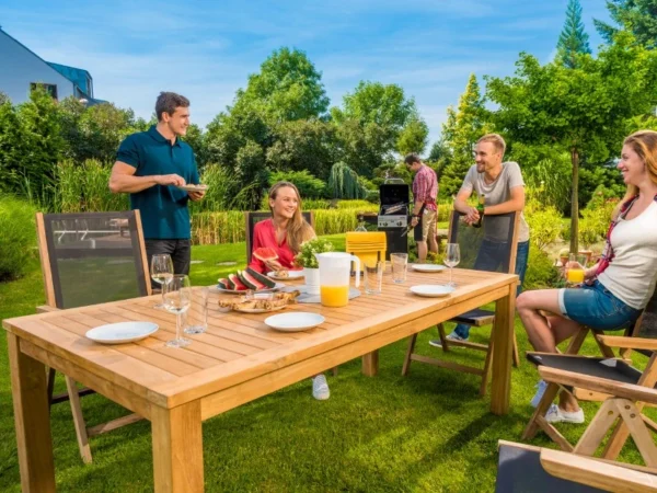 Freundesgruppe am rechteckigen Gartentisch Vegas im Garten