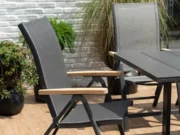 Klappbarer Sessel am Tisch Essence auf einer sonnigen Terrasse