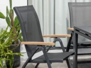 Klappbarer Sessel Essence neben Kaktus und hellen Vorhängen auf einer Terrasse