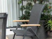 Klappbarer Sessel Essence vor einem großen Pflanzentopf
