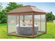 Foișor de grădină Vista deasupra unui jacuzzi gonflabil cu două persoane