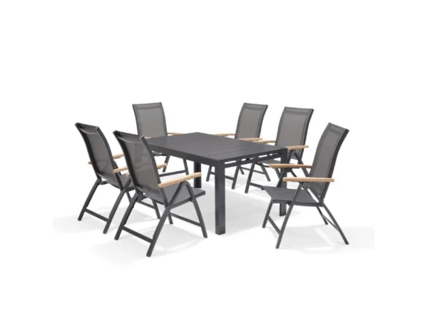 Sechs klappbare Sessel Essence um einen rechteckigen Tisch