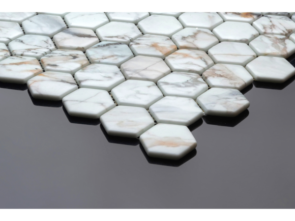 Sechseckiges Glaskeramik-Mosaik für das Bad Altissimo – Beispiel für die Verkleidung
