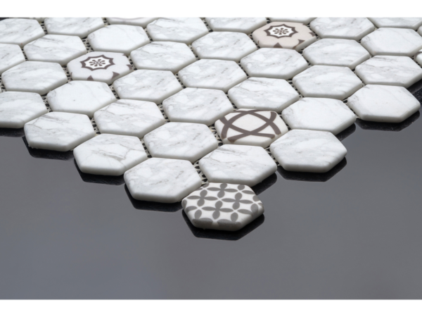 Hexagonal glass-ceramic mosaic for bathroom Cervo – cladding example