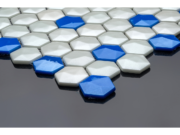 Mozaic hexagonal din sticlă ceramică pentru baie Fernando de Noronha – exemplu de placare