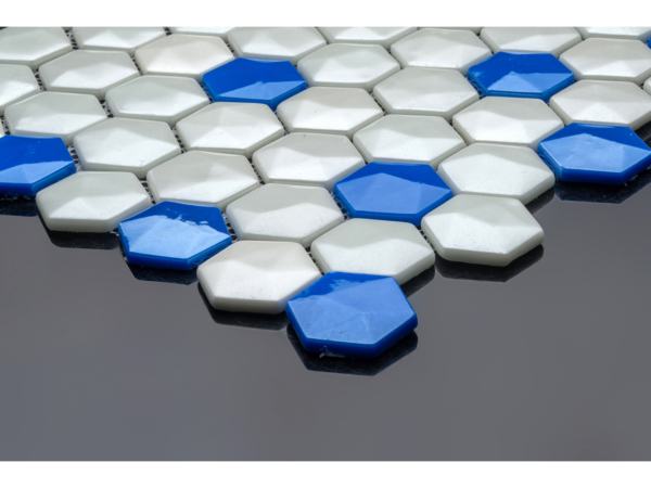 Mozaic hexagonal din sticlă ceramică pentru baie Fernando de Noronha – exemplu de placare