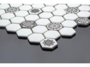 Mozaic hexagonal din sticlă ceramică pentru baie Girona – exemplu de placare