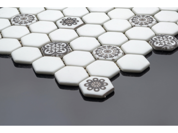 Mozaic hexagonal din sticlă ceramică pentru baie Girona – exemplu de placare