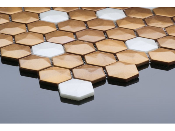 Mozaic hexagonal din sticlă ceramică pentru baie La Digue – exemplu de placare