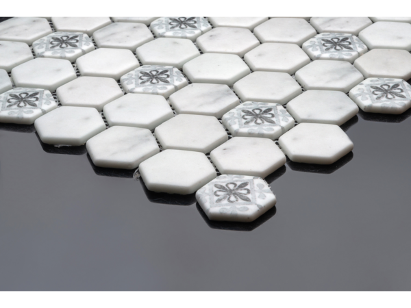 Sechseckiges Glaskeramik-Mosaik für das Bad Neve – Beispiel für die Verkleidung