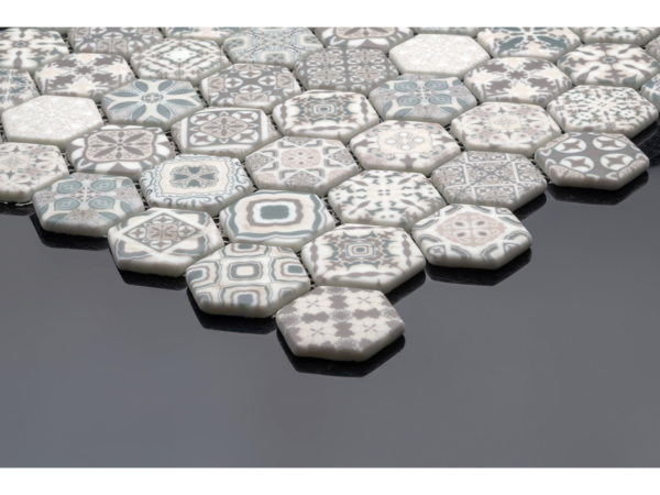 Mozaic hexagonal din sticlă ceramică pentru baie Tomar – exemplu de placare