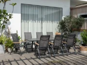 Sonnige Terrasse mit Tisch und Sesseln Essence