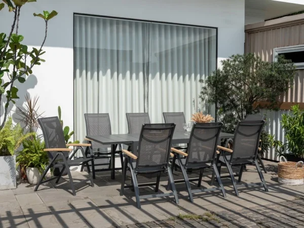 Sonnige Terrasse mit Tisch und Sesseln Essence