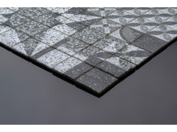 Gemustertes Glaskeramik-Mosaik für das Bad Faenza – das Mosaik im Innenraum