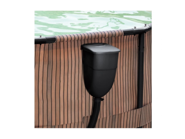Детайл от стената Natural Teak и рамката на басейна Swing със закачен скимер