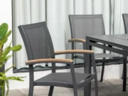 Scaun de grădină Essence lângă o masă pe pavaj de piatră