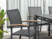 Scaun de grădină Essence lângă un cactus și perdele deschise la culoare pe terasă