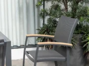 Scaun de grădină Essence în fața unui ghiveci mare cu plante