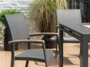 Scaun de grădină Essence la soare, prim-plan cu șezutul și brațele