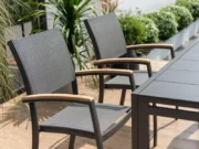 Scaune Essence în jurul unei mese pe o terasă cu plante