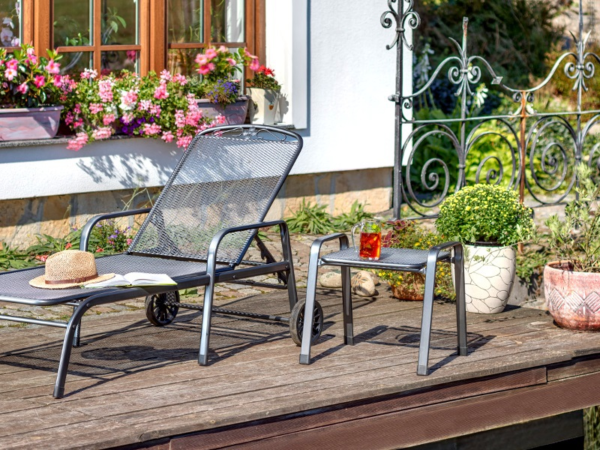 Табуретка Savoy до шезлонг на тераса с цветя