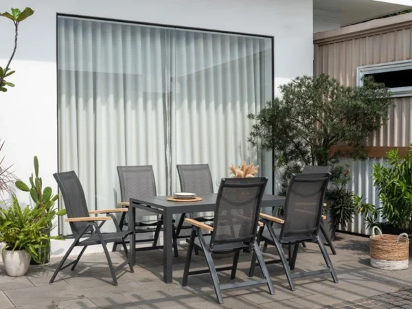 Terrasse mit Esstisch und klappbaren Sesseln Essence mit Teak-Armlehnen