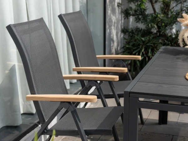 Teak-Armlehnen der klappbaren Sessel Essence, Seitenansicht