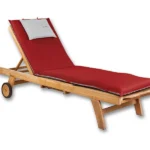 Pernă pentru șezlong De Luxe Carmine cu tetieră – partea roșie pe un șezlong de lemn