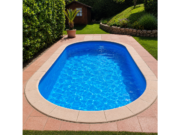 Piscină ovală îngropată MTH Atlantic cu profile albastre și liner albastru într-o pardoseală de culoarea teracotei