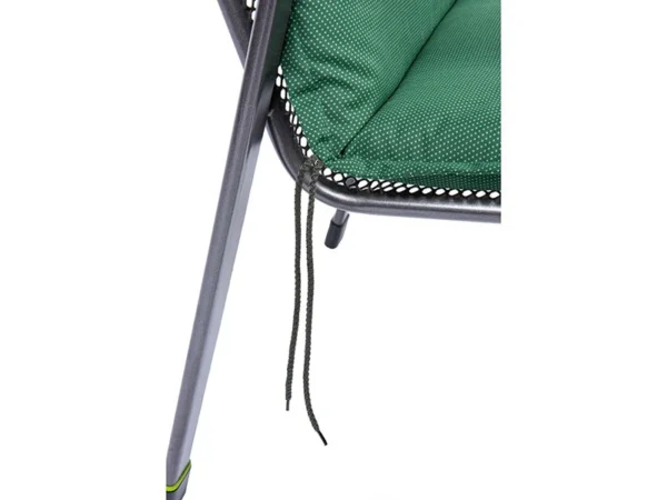 Zwei dunkle Bänder der Auflage Verde unter der Sitzfläche eines Metallstuhls