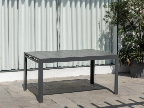 Geschlossener Ausziehtisch Essence auf einer Terrasse mit Steinbelag