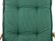 Cusătura și modelul cu puncte mici deschise la culoare ale pernei pentru scaun înalt Verde, din apropiere