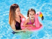 Дете с детски пояс за плуване Intex фламинго